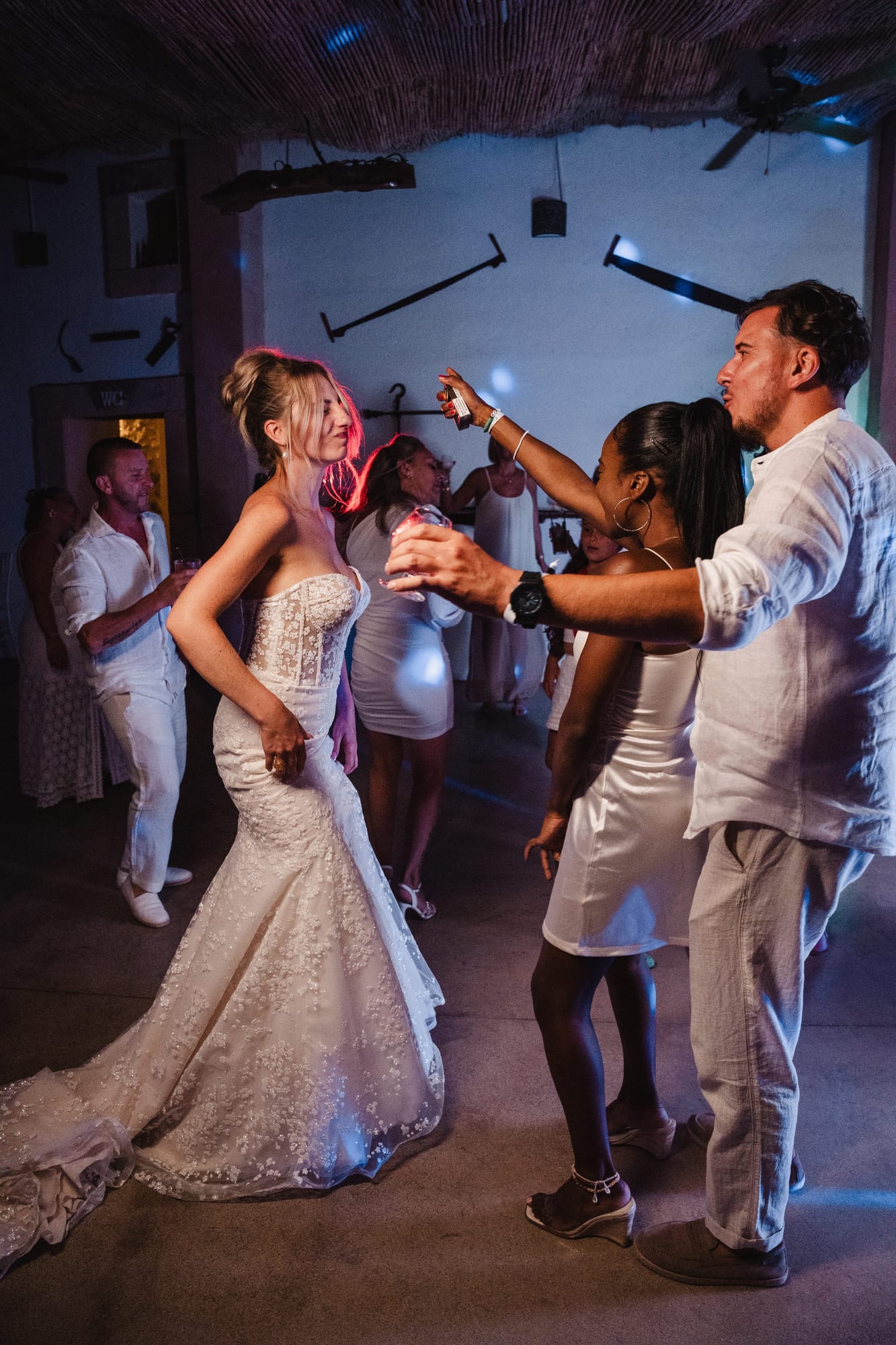 mariée cristina dansant avec ses invités lors de la soirée du mariage à palma de majorque