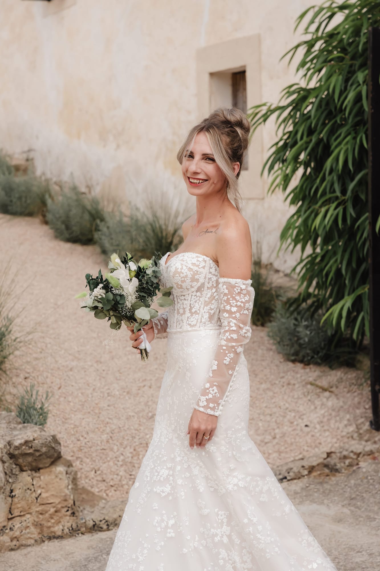 mariée cristina portrait en robe de mariée avec son superbe bouquet de fleurs à palma de majorque