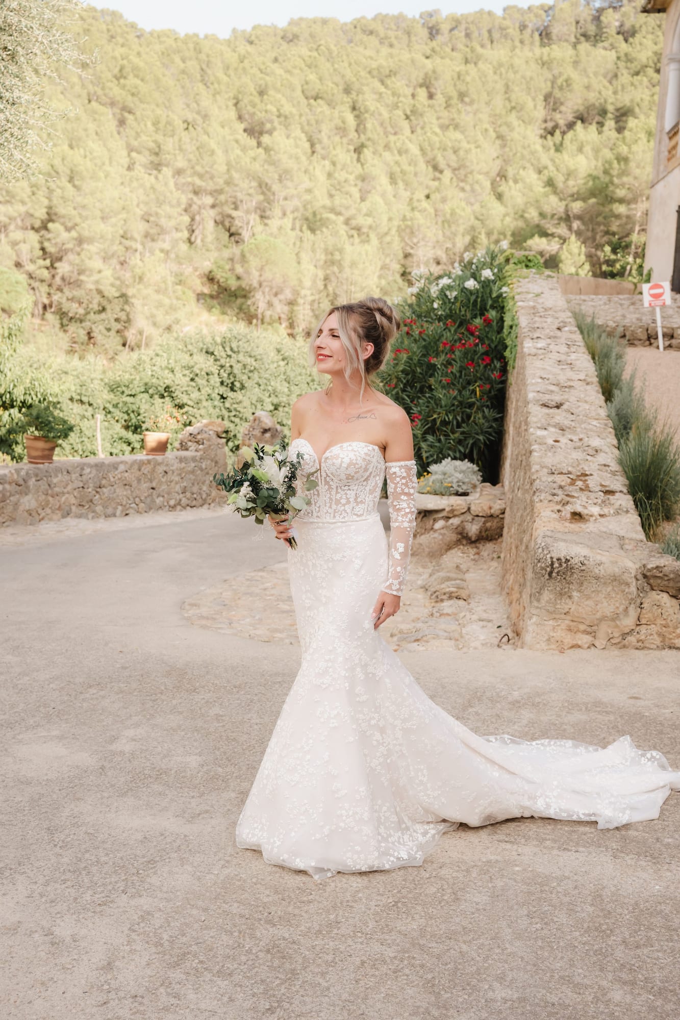 mariée cristina portrait en robe de mariée avec son superbe bouquet de fleurs à palma de majorque