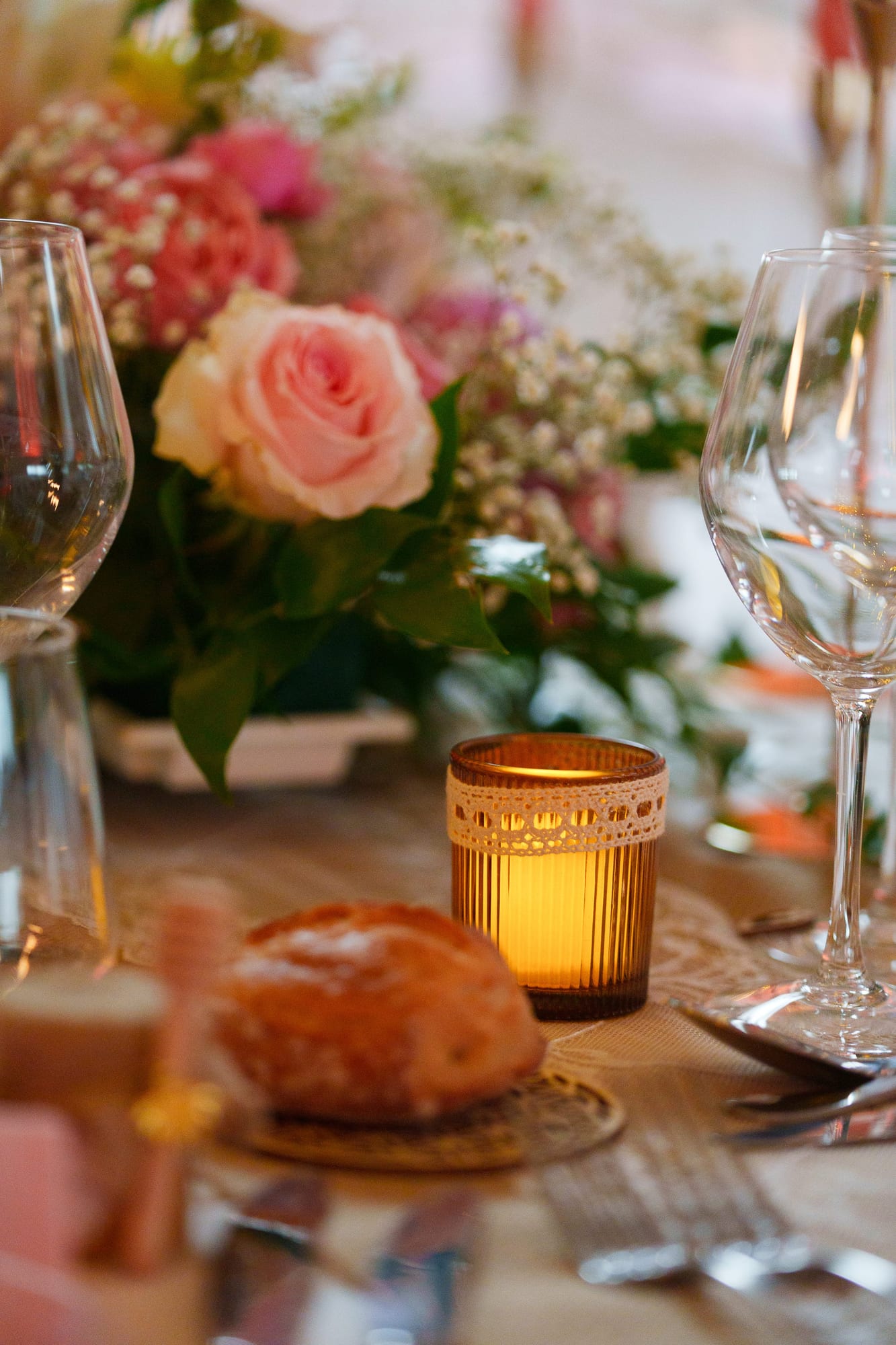 mariés elodie et joann détail de la décoration de table au domaine des vergers du roy