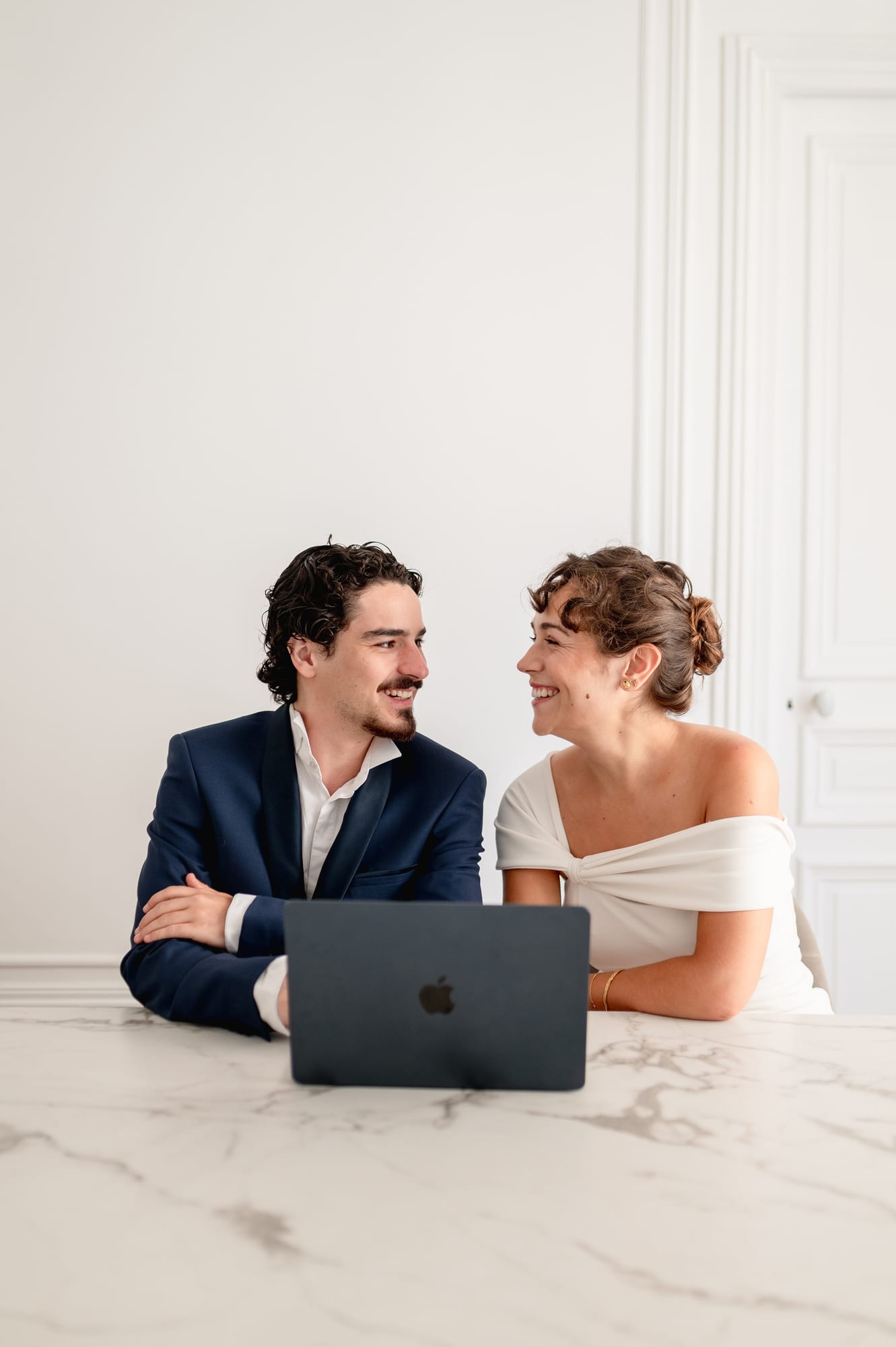 Un couple de mariés échangeant un regard devant son Espace Client Maison.S Wedding