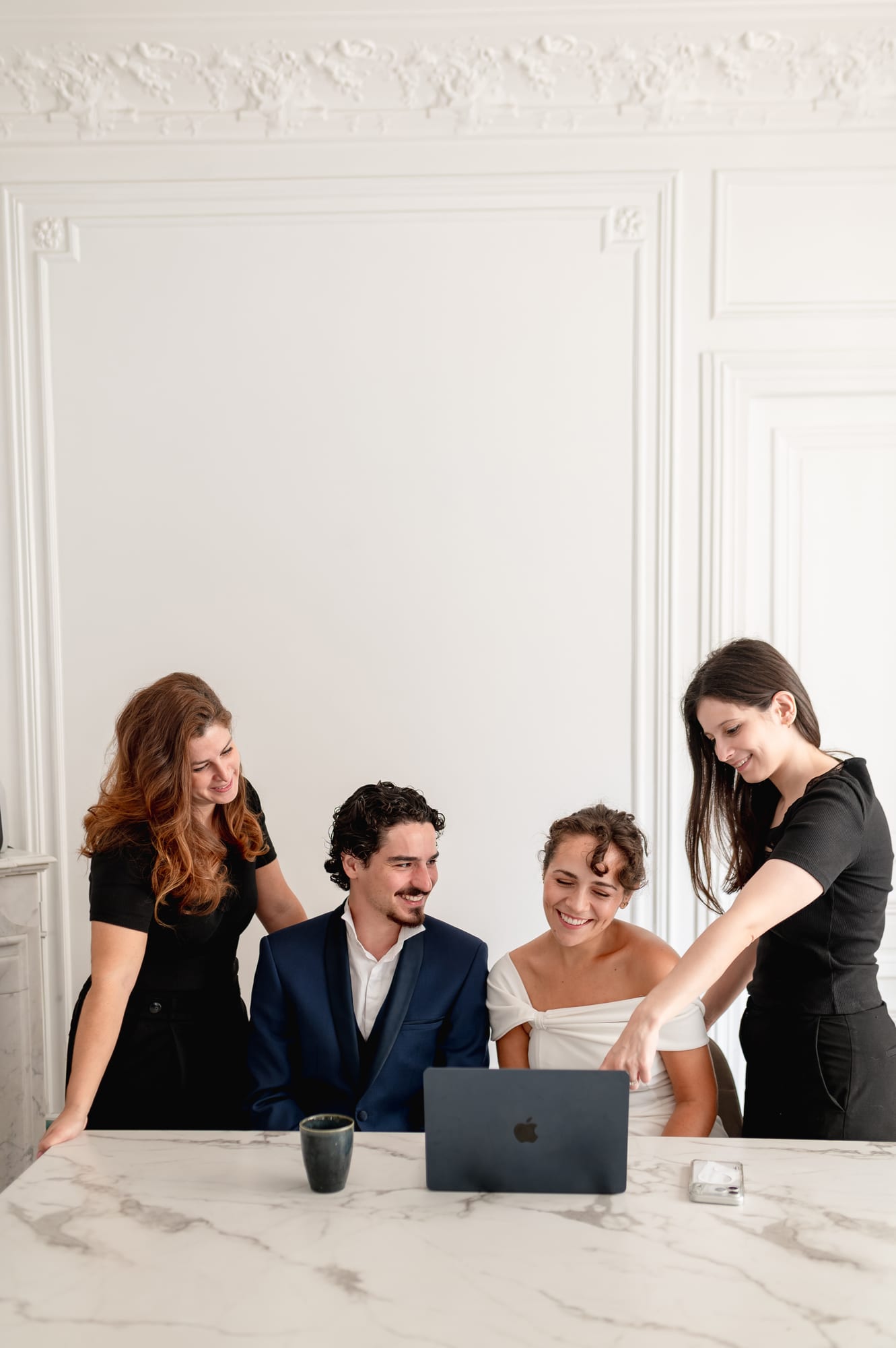 L’équipe Maison.S Wedding présentant l’Espace Client à un couple de mariés