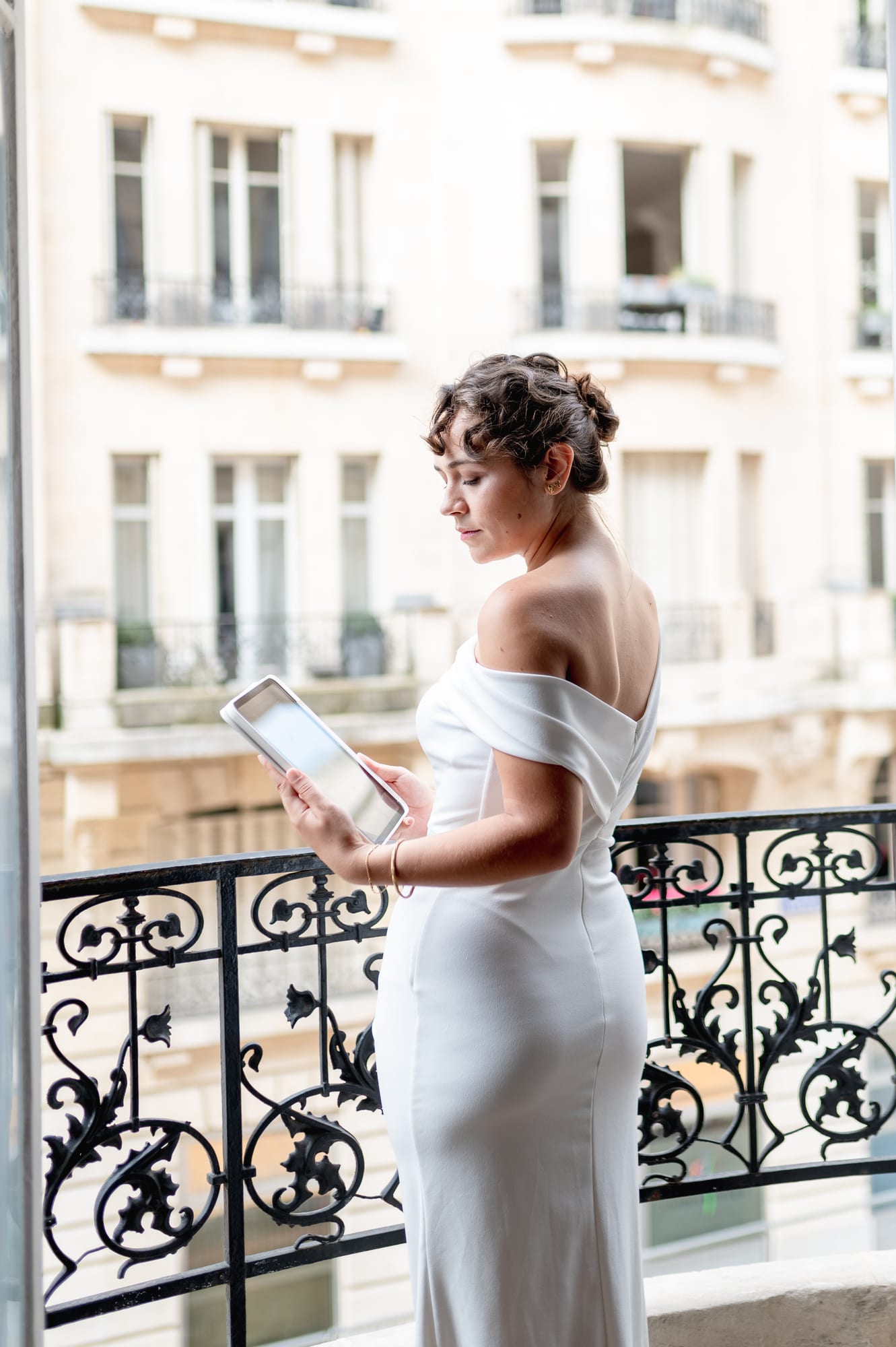 Une mariée consultant son Espace Client sur sa tablette