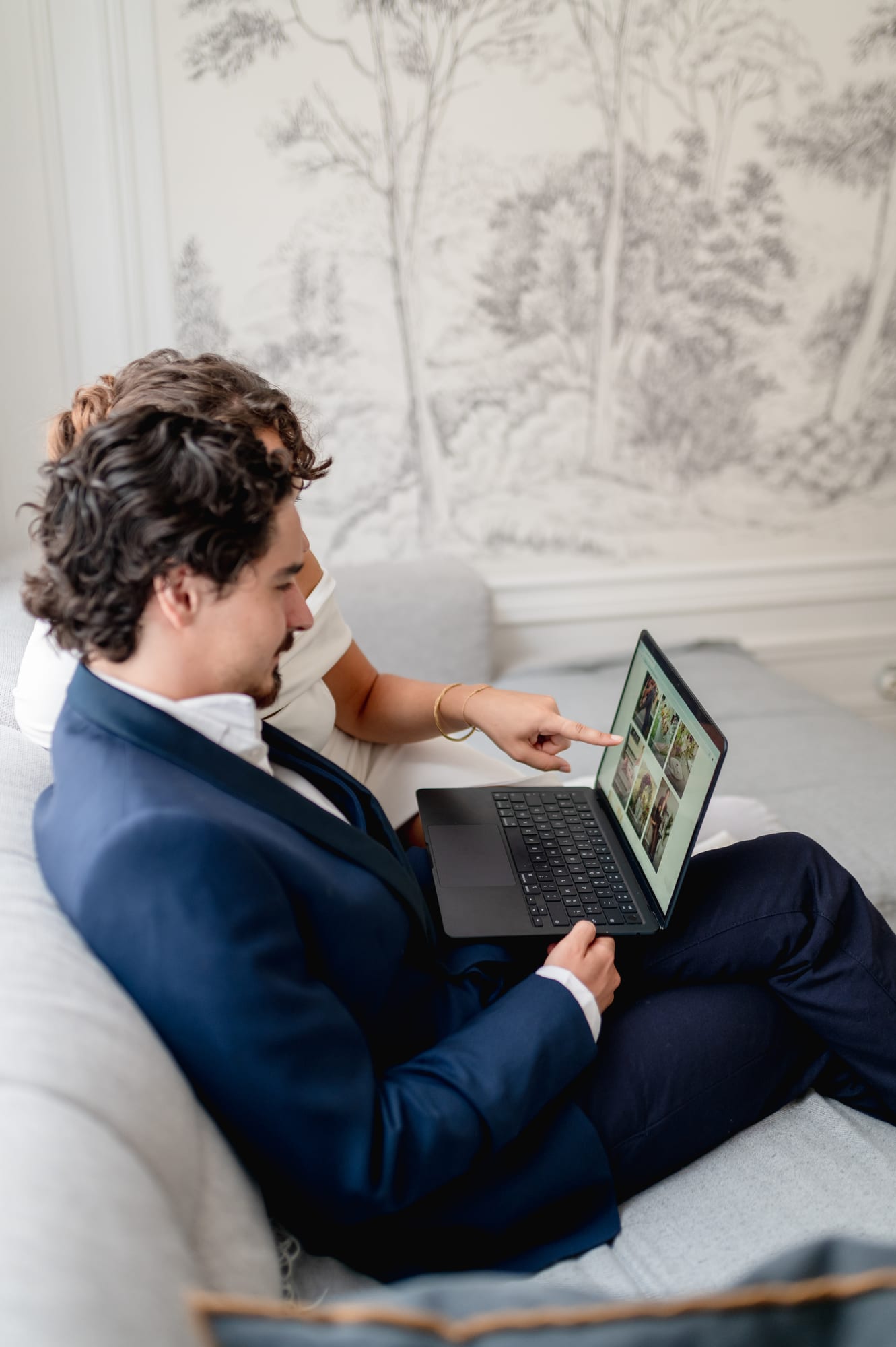 Un couple de mariés consultant son Espace Client sur ordinateur