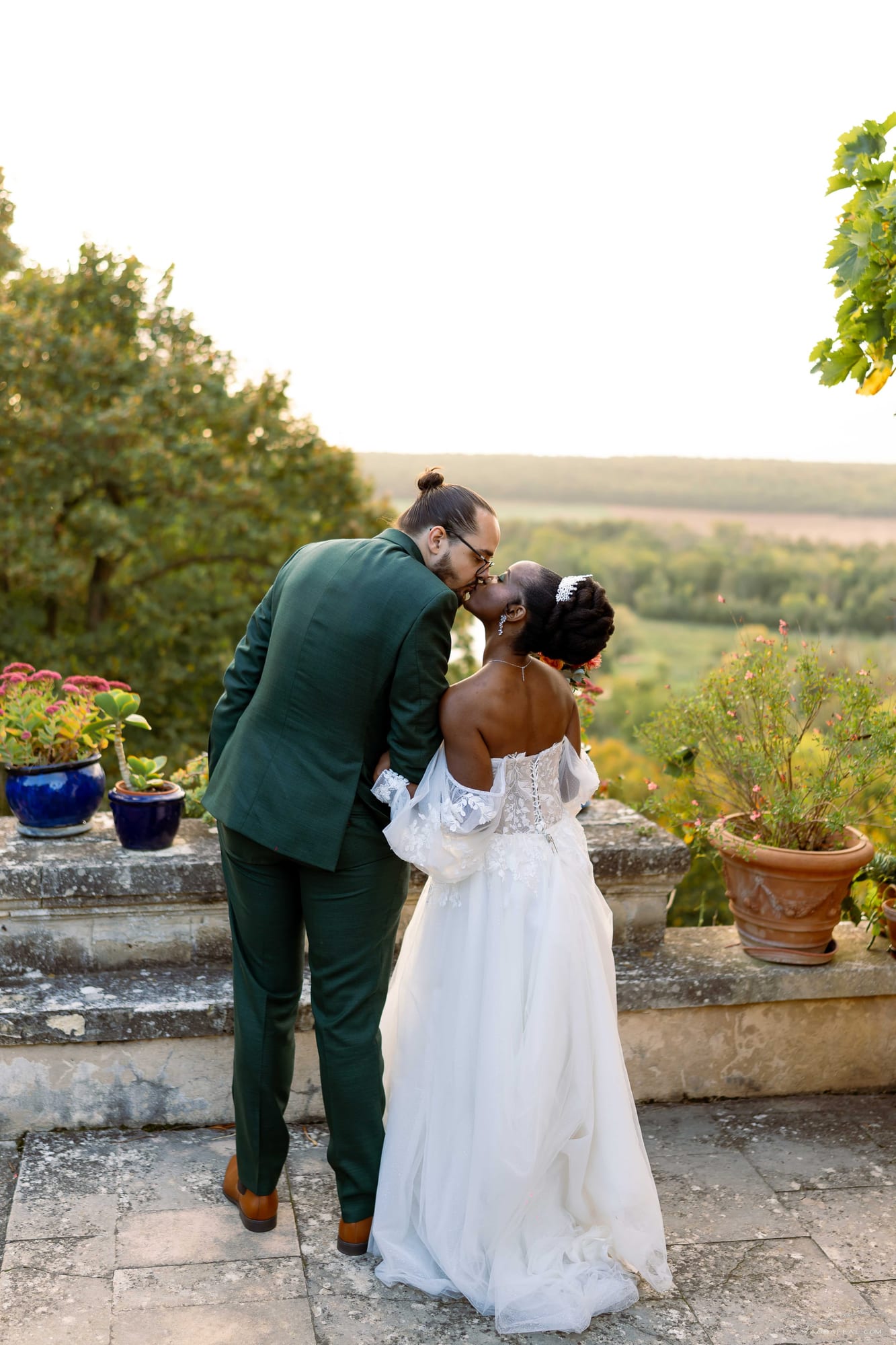 mariés gisèle et thomas s'embrassent dans les jardins du château de sorel