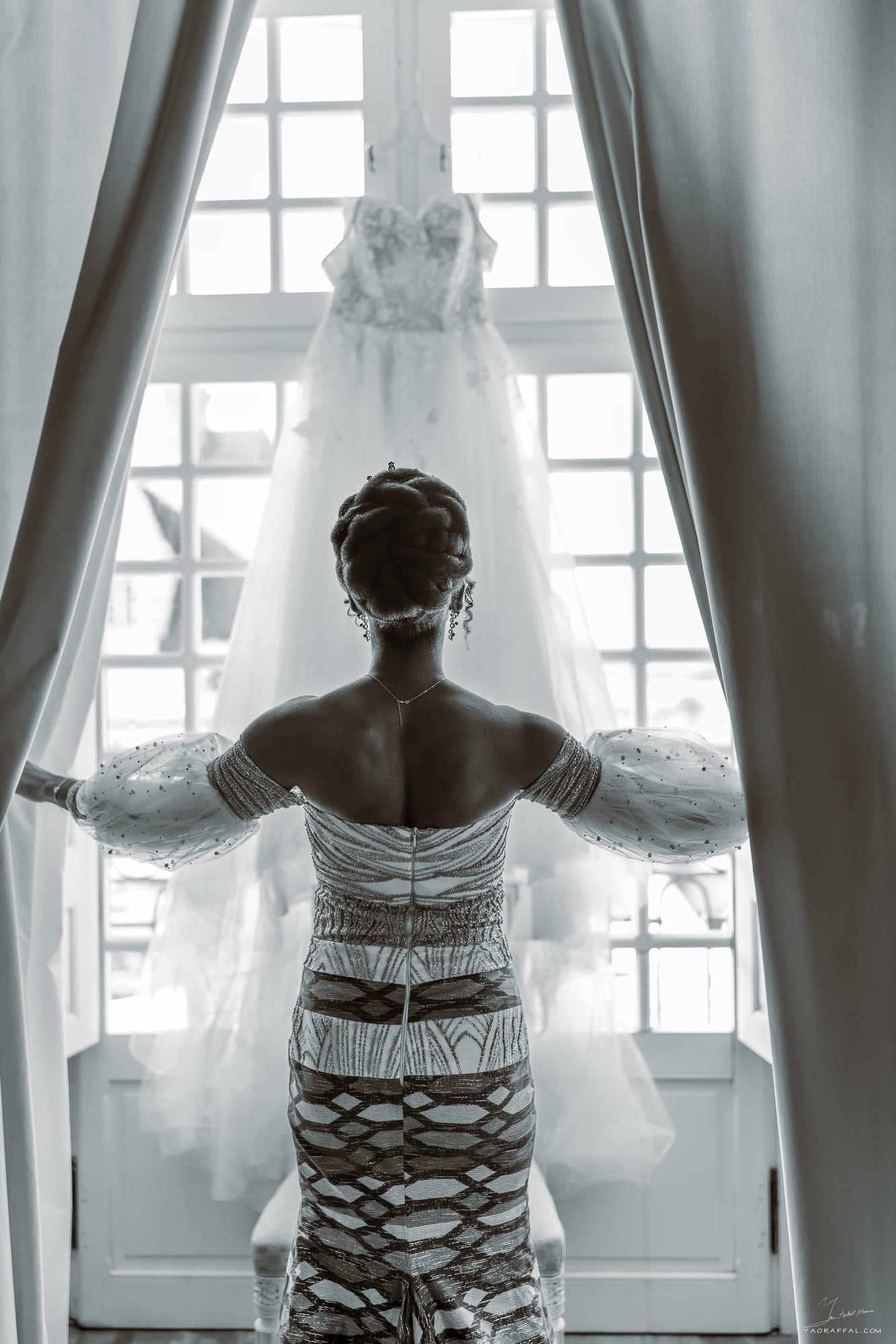 Mariée gisèle portrait devant sa sublime robe de mariée au château de sorel