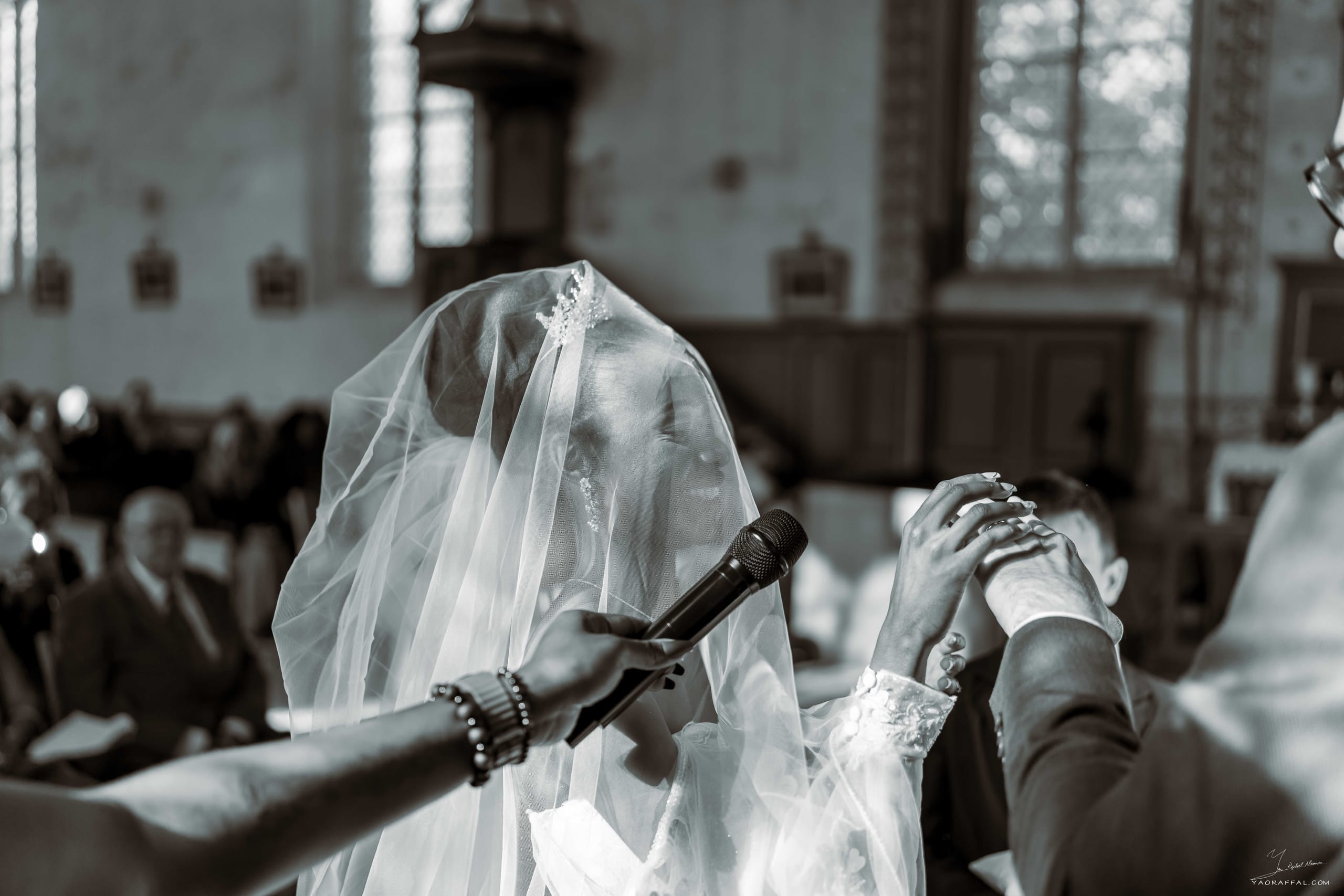 mariés gisèle et thomas lors de la cérémonie religieuse à l'église
