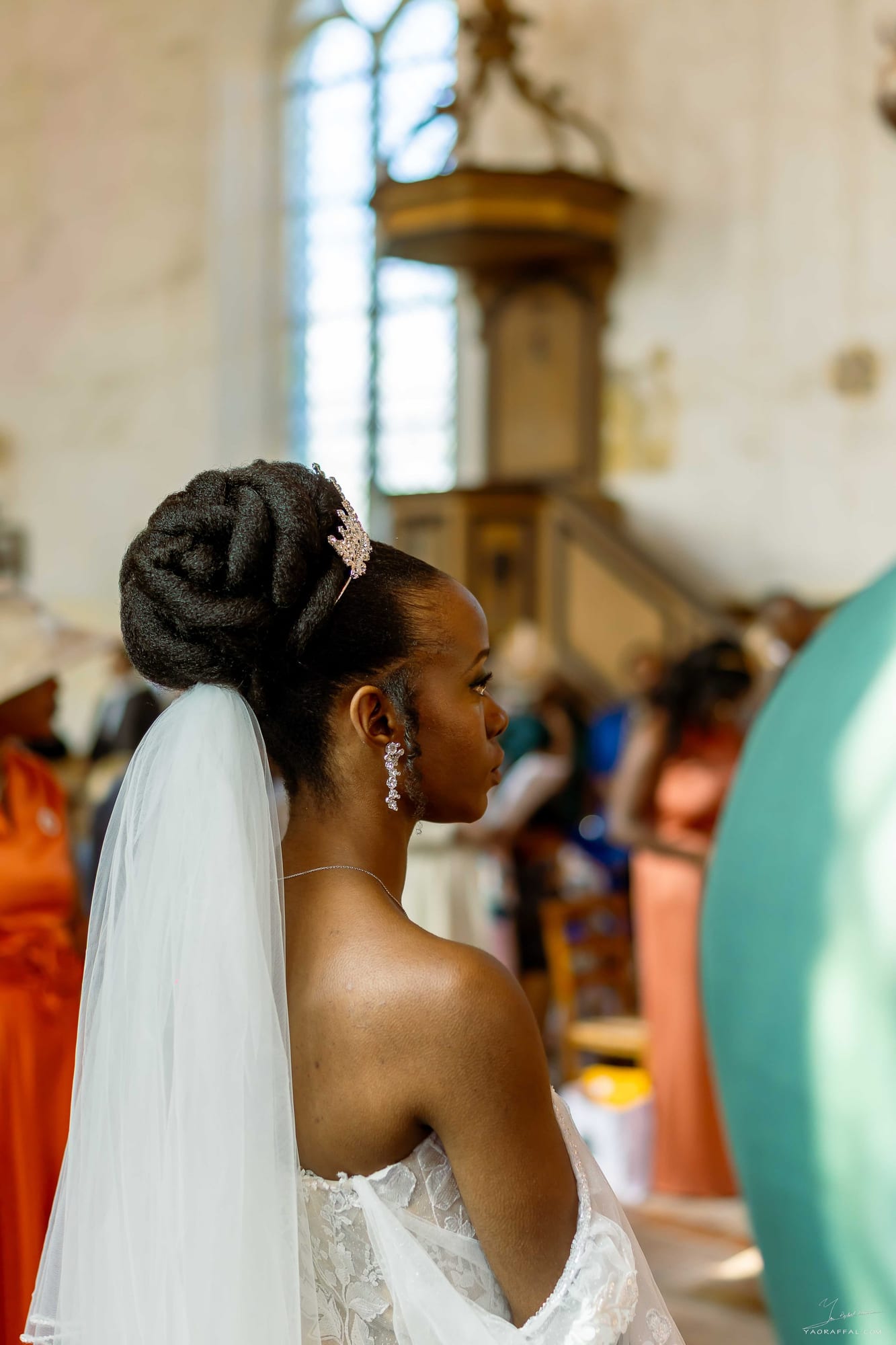 Mariée gisèle portrait lors de la cérémonie religieuse à l'église