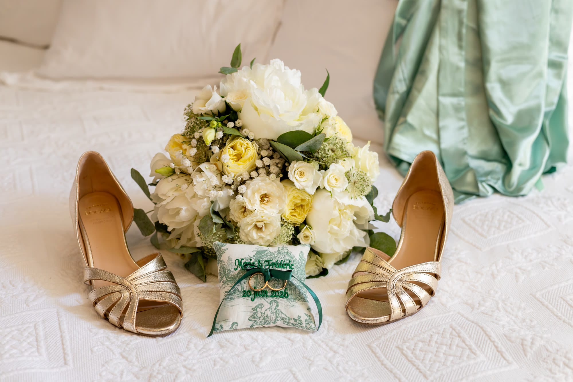 mariés marie et frédéric détail des escarpins dorés, du bouquet de la mariée et du coussin d'alliances au château d'avesnes le castelet