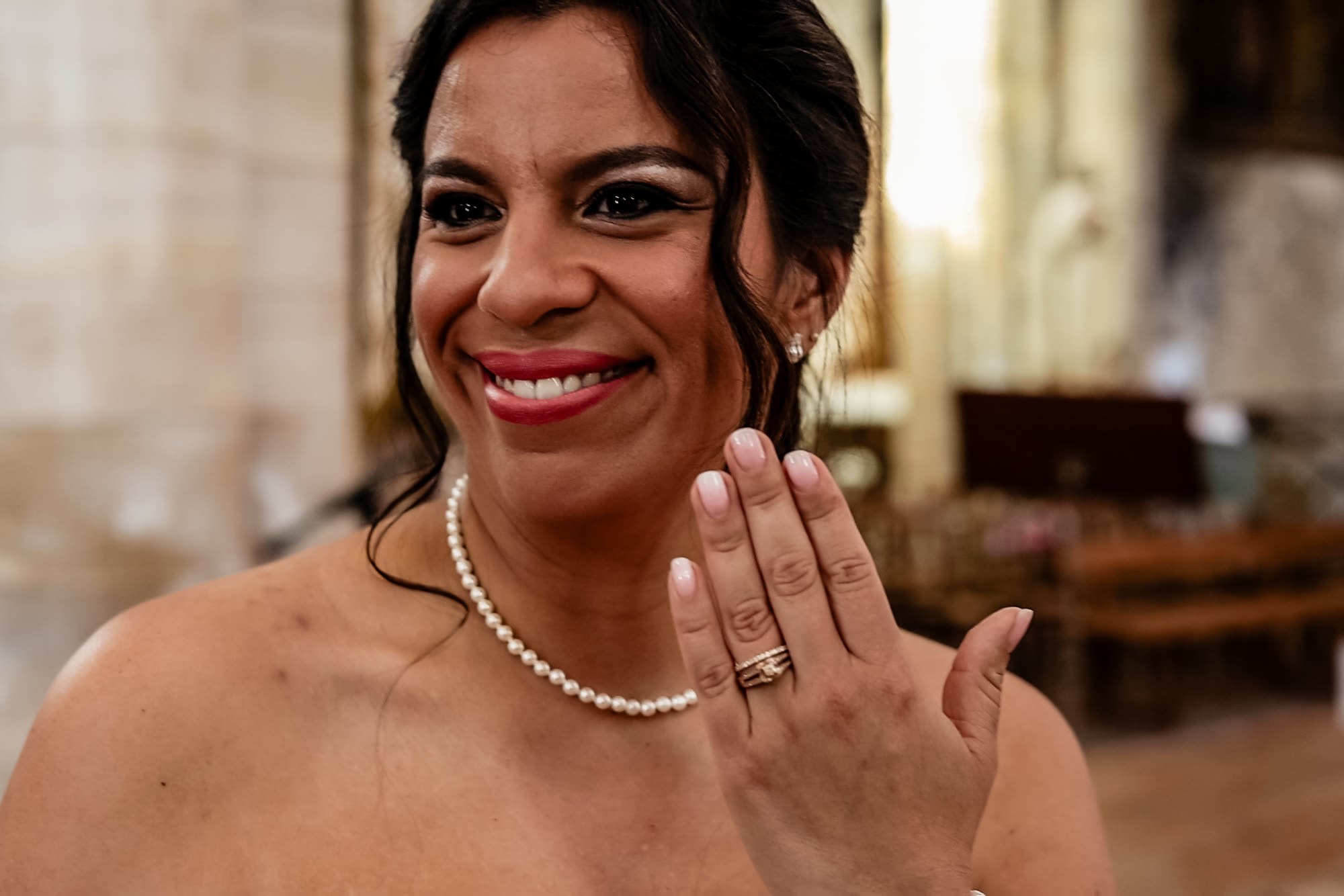 mariée marie montre son alliance après l'échange des consentements à l'église