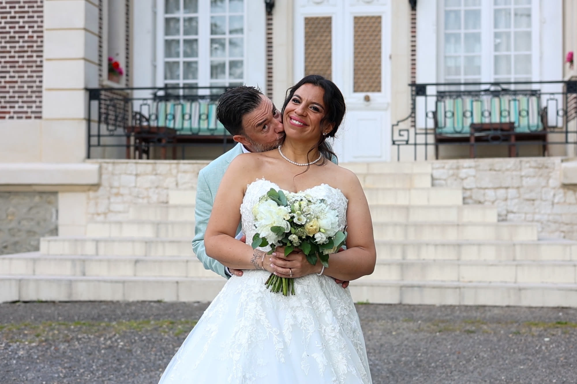 mariés marie et frédéric portrait de couple devant la façade du château d'avesnes le castelet