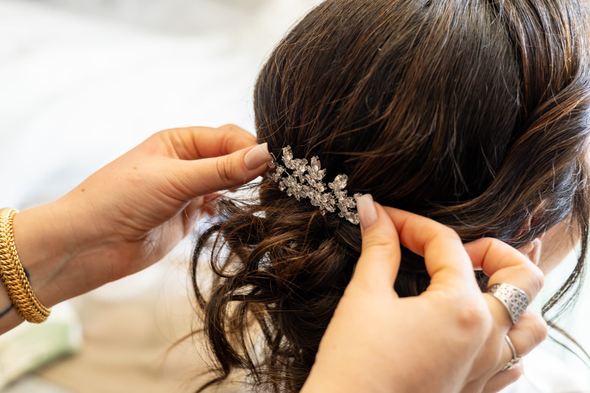 mariée marie pose du bijou de cheveux lors de la coiffure au château d'avesnes le castelet