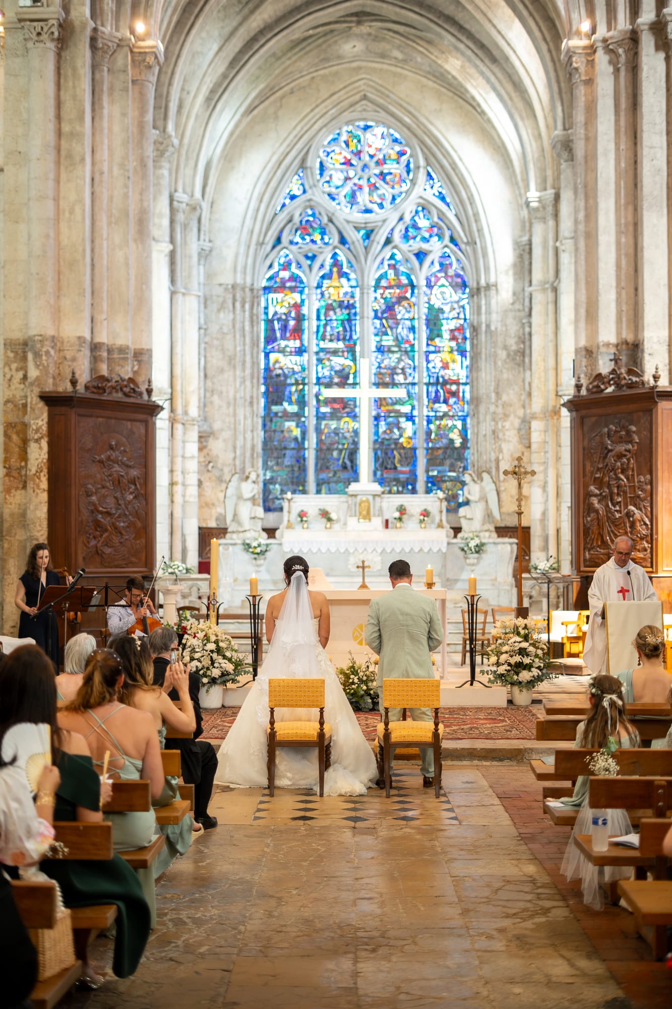 mariés marie et frédéric devant l'autel lors de la cérémonie religieuse à l'église