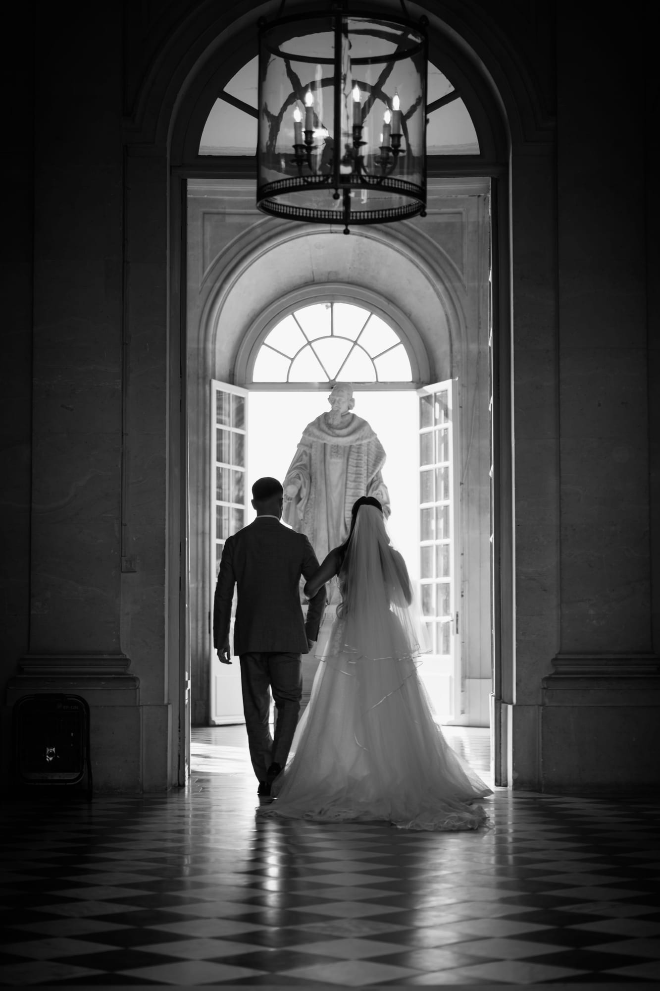 mariés marine et maxime portrait en noir et blanc de dos au château de champlatreux