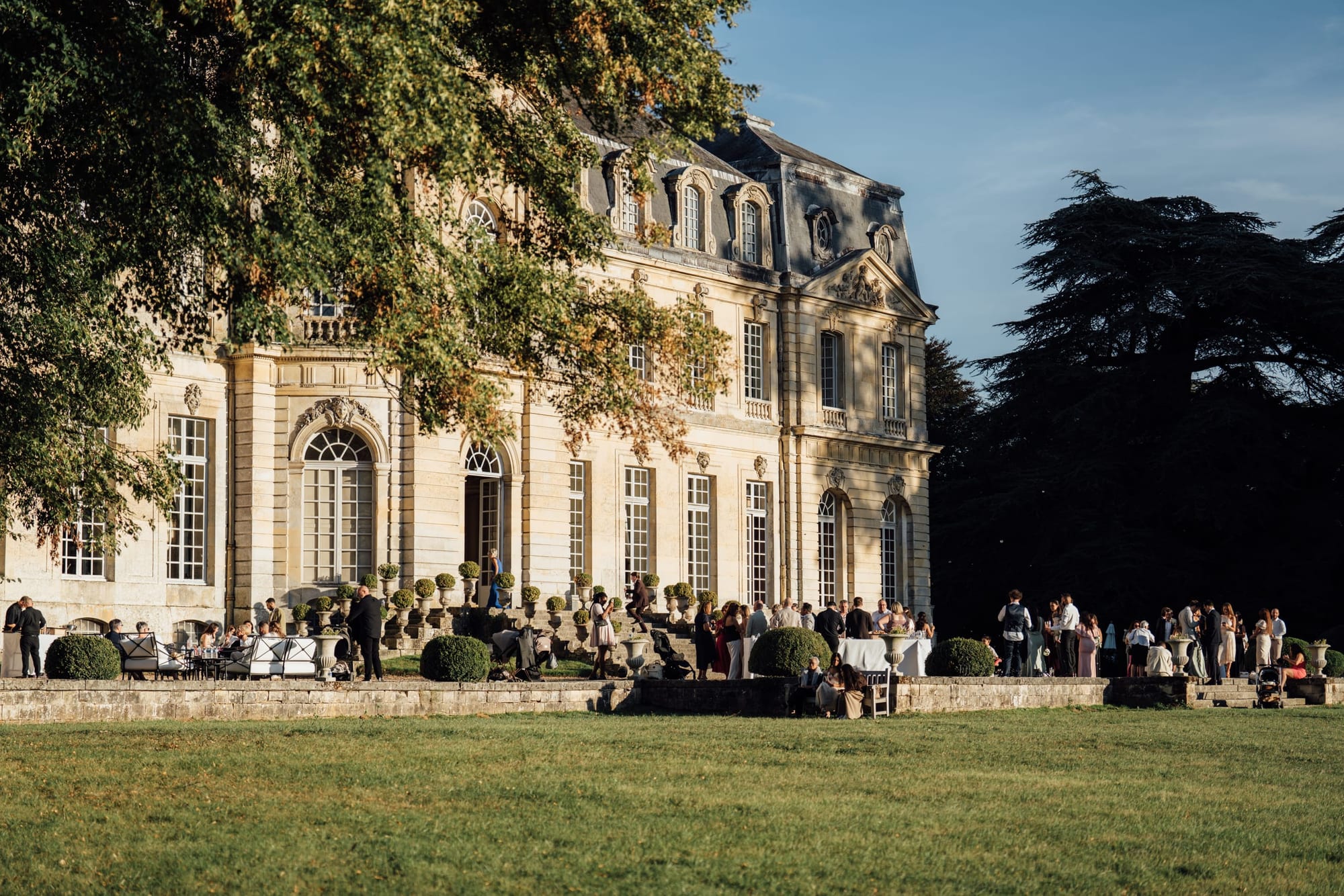 mariés marine et maxime célébration du cocktail dans les jardins du château de champlatreux
