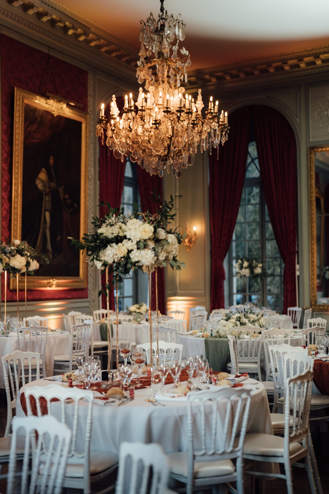 mariés marine et maxime composition florale et décoration des tables au château de champlatreux
