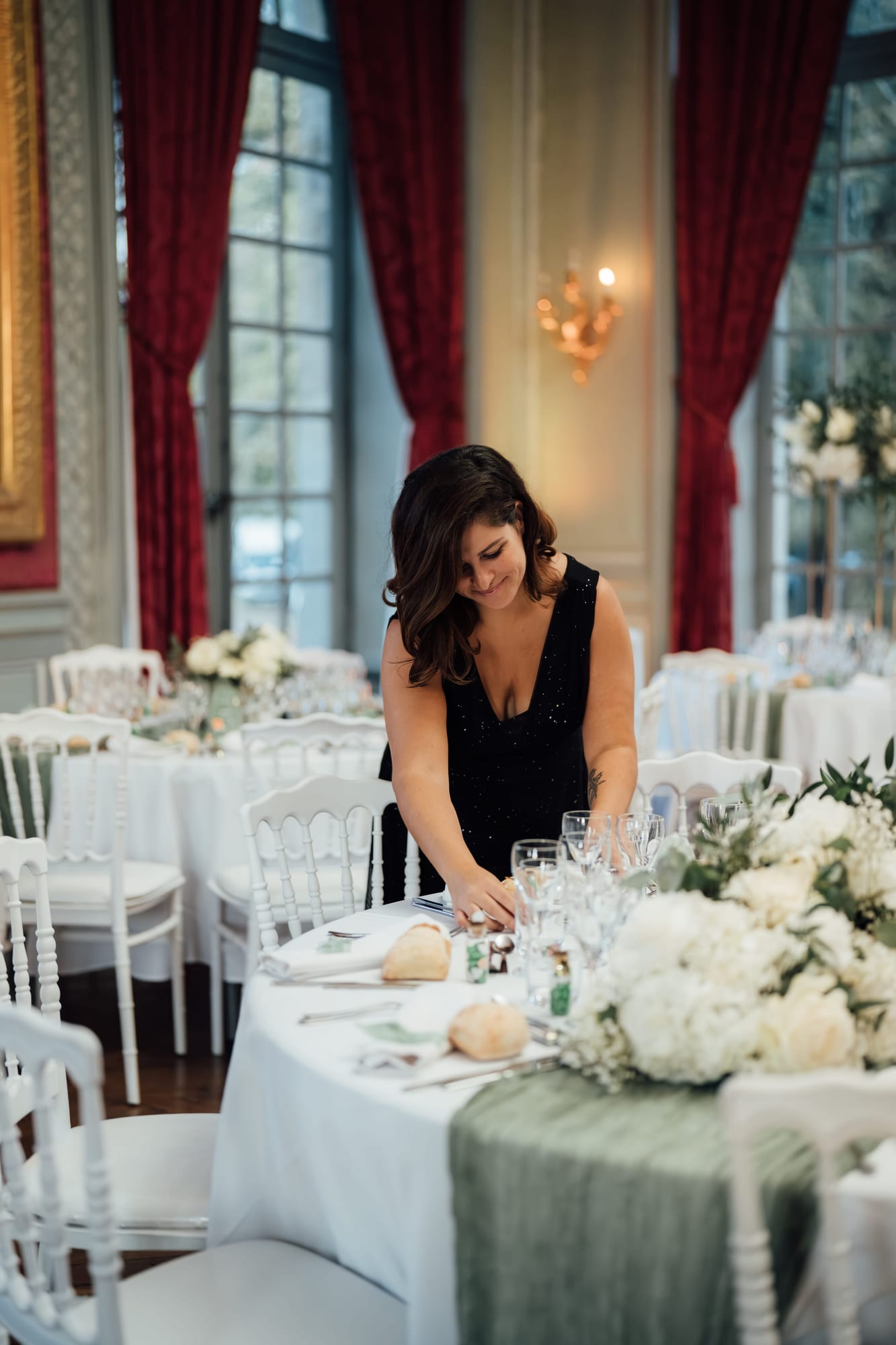 mariés marine et maxime retouche décoration des tables par la wedding planner au château de champlatreux