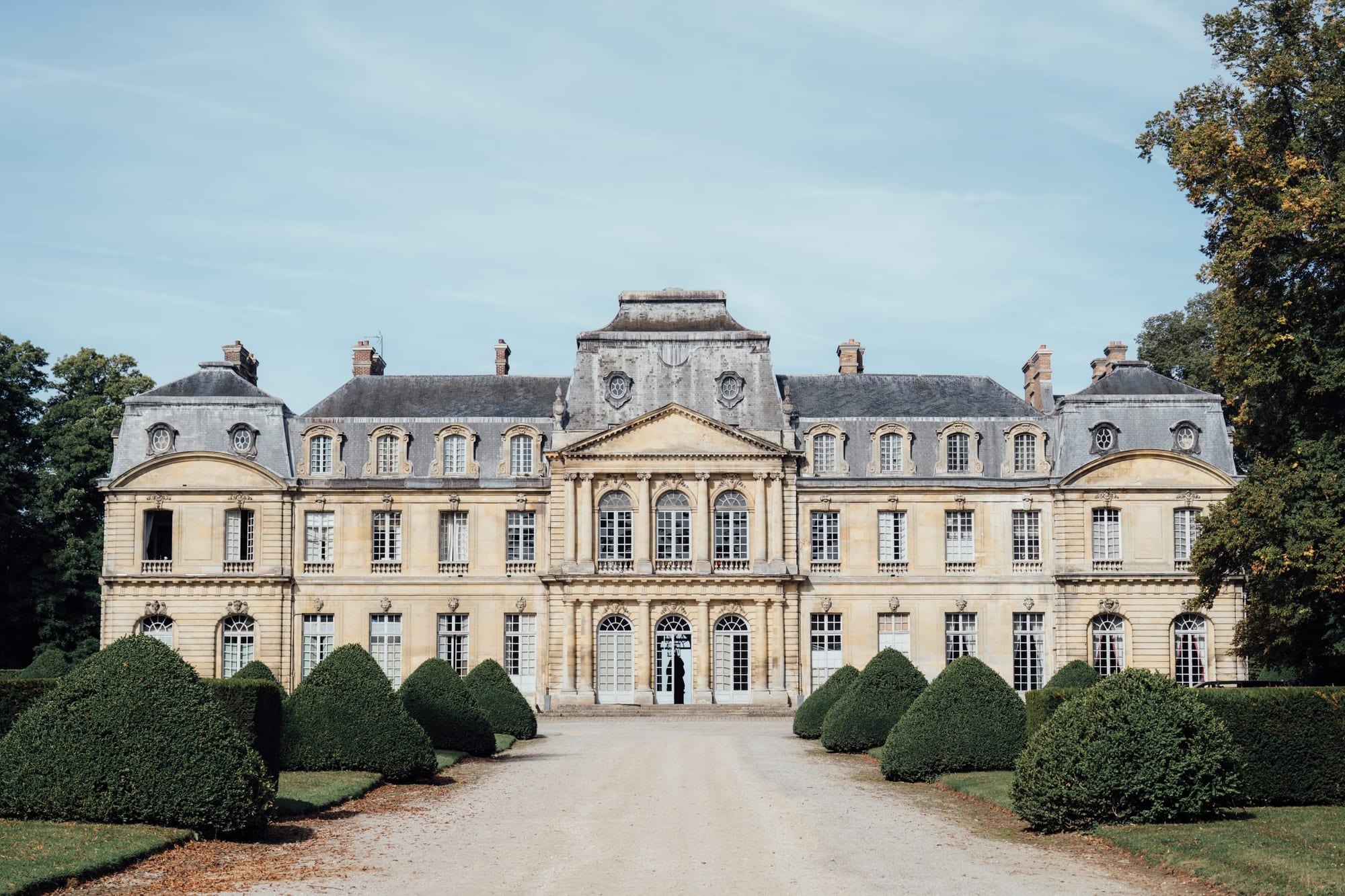 mariés marine et maxime vue sur le majestueux château de champlatreux