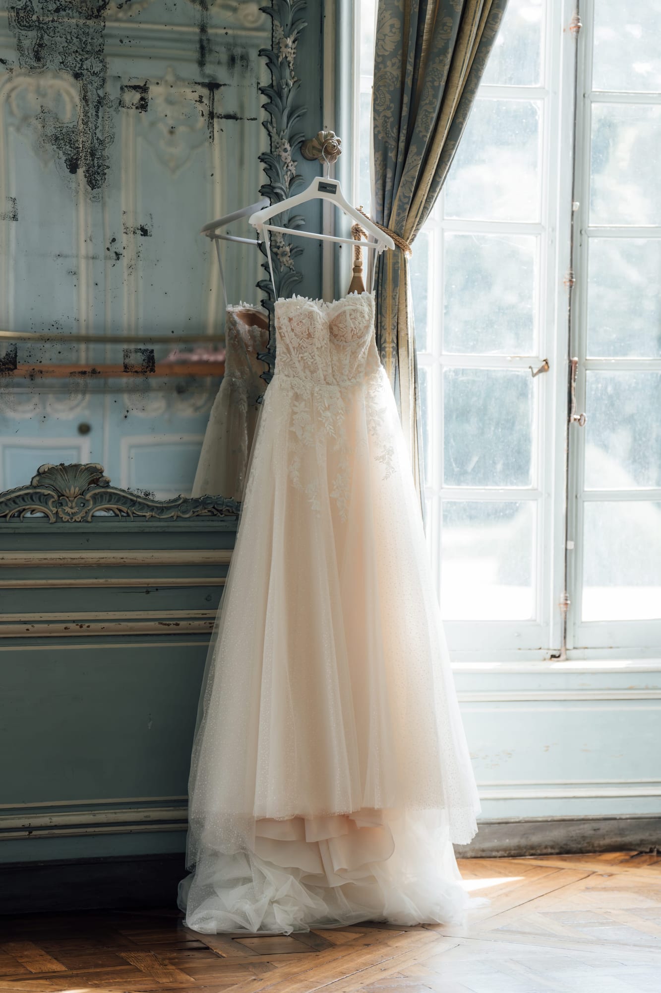 mariés marine et maxime la superbe robe de mariée exposée au château de champlatreux