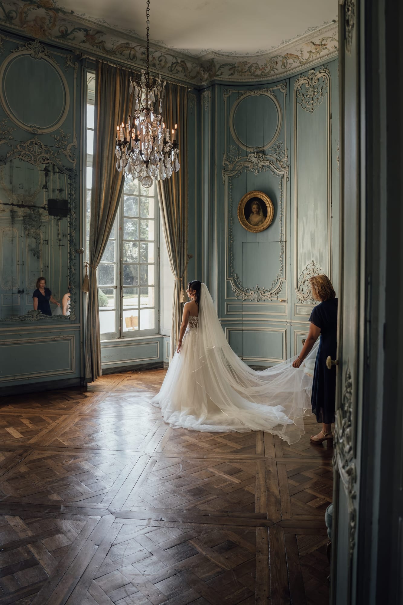 mariée marine et sa maman ajustant le voile de la mariée au château de champlatreux