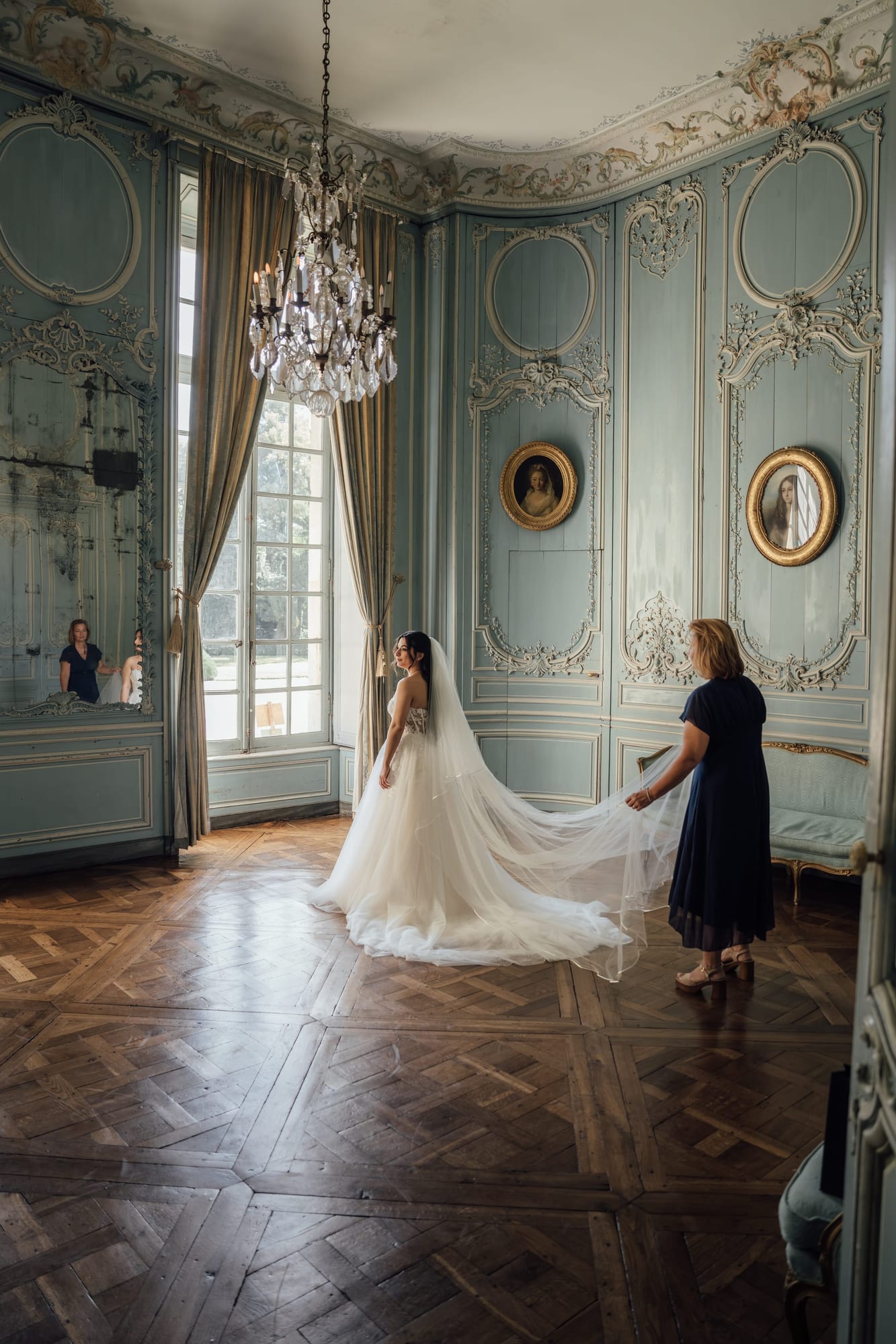 mariée marine et sa maman ajustant le voile de la mariée au château de champlatreux