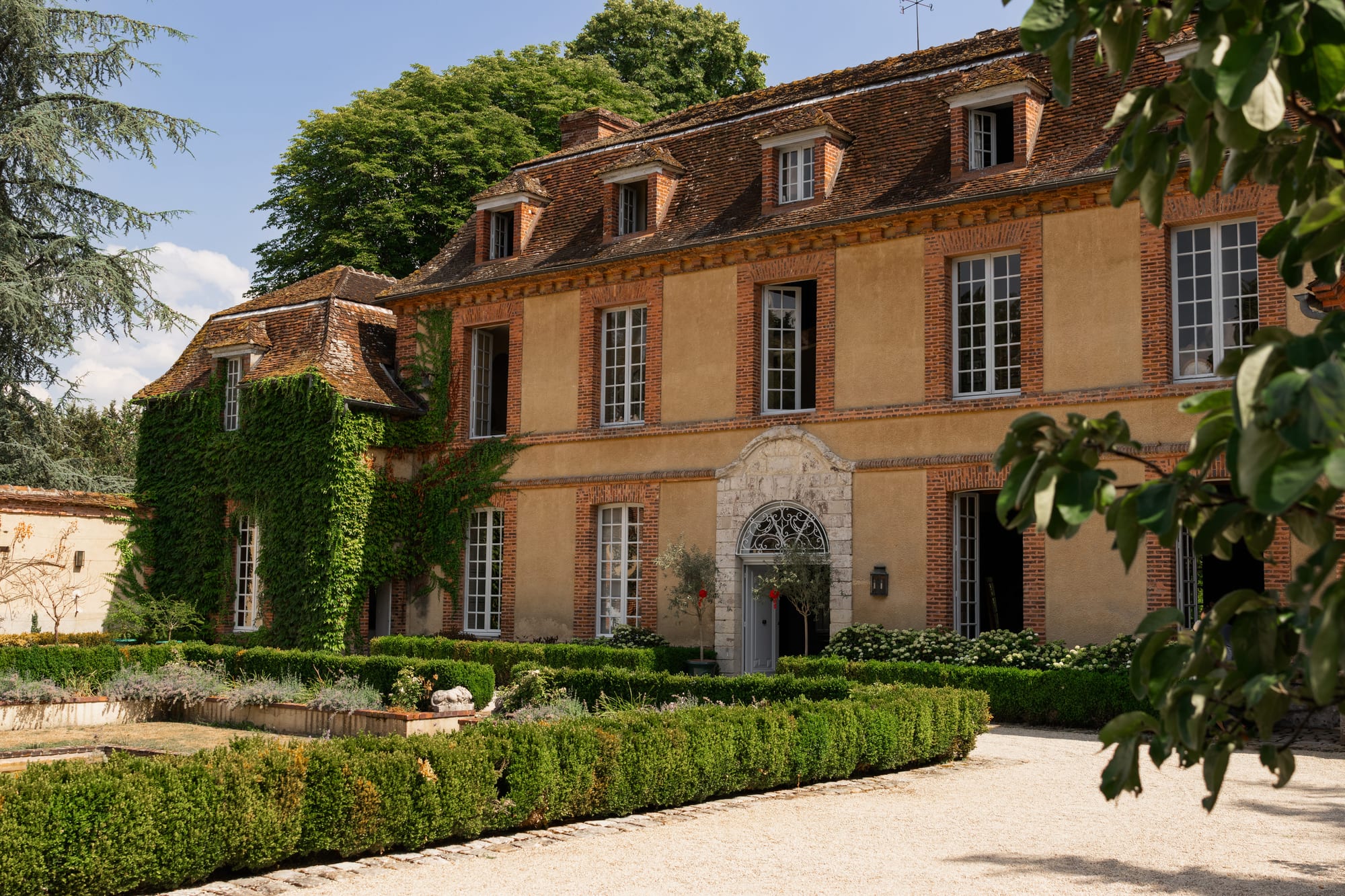 façade des jardins du grand courtoiseau, lieu de réception du mariage de yixiao et sean