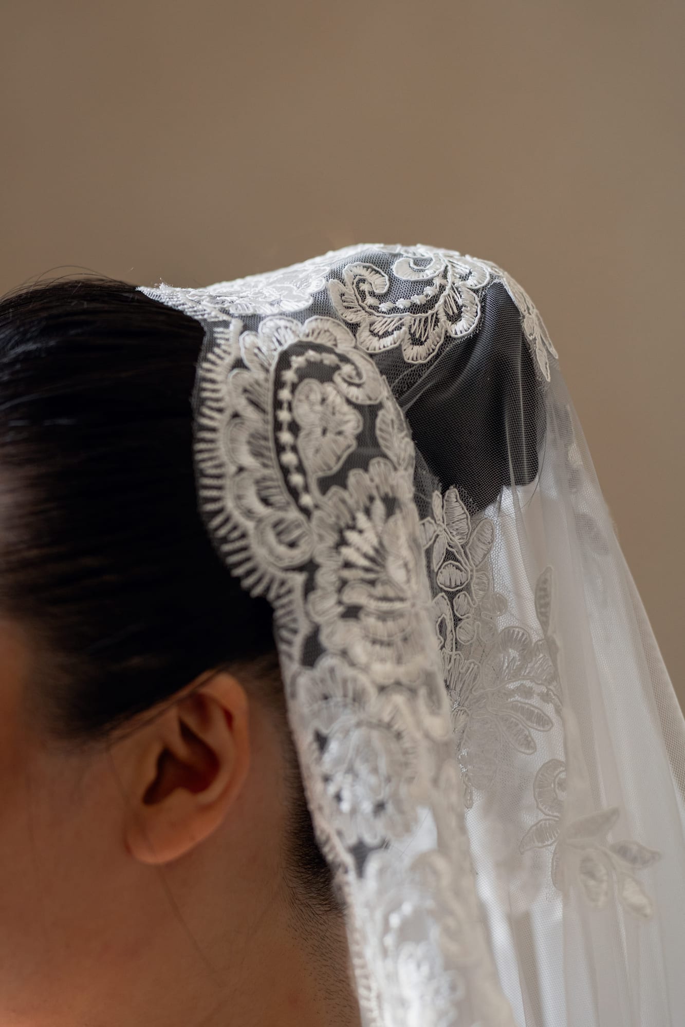 mariée yixiao détail de la mantille en dentelle posée sur son chignon