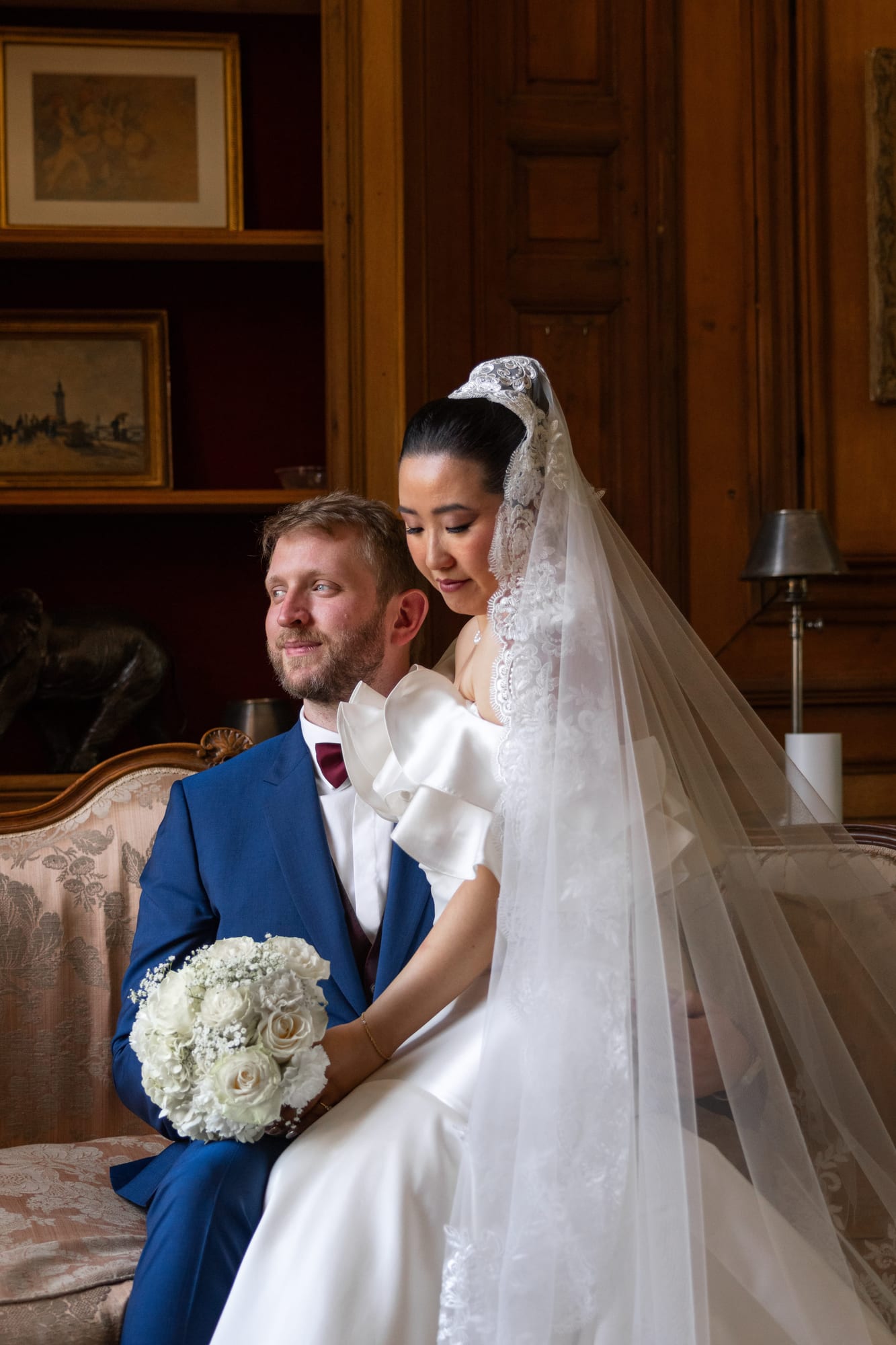 mariés yixiao et sean portrait assis dans le salon des jardins du grand courtoiseau