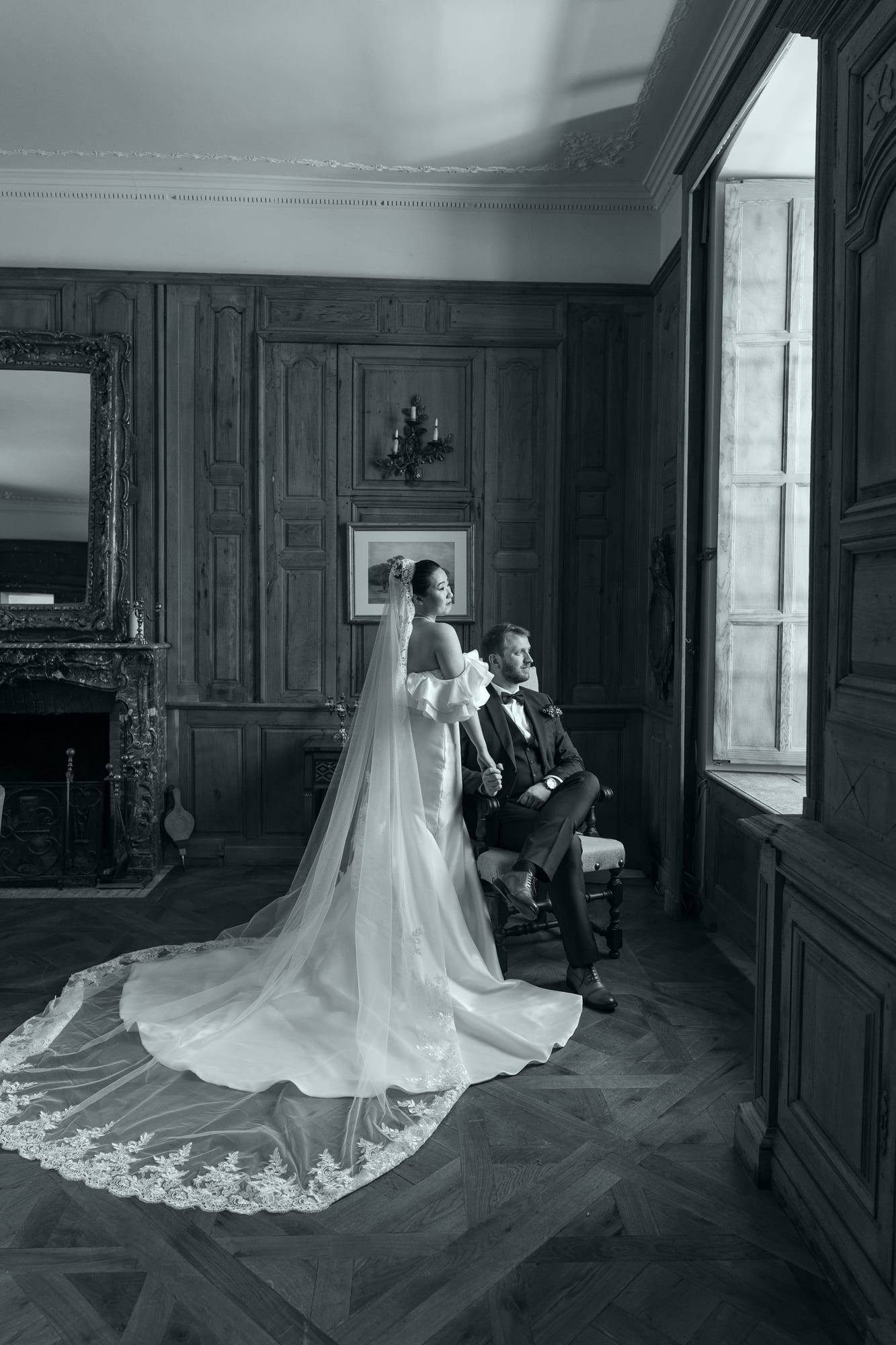 mariés yixiao et sean portrait en noir et blanc dans le salon boisé du domaine