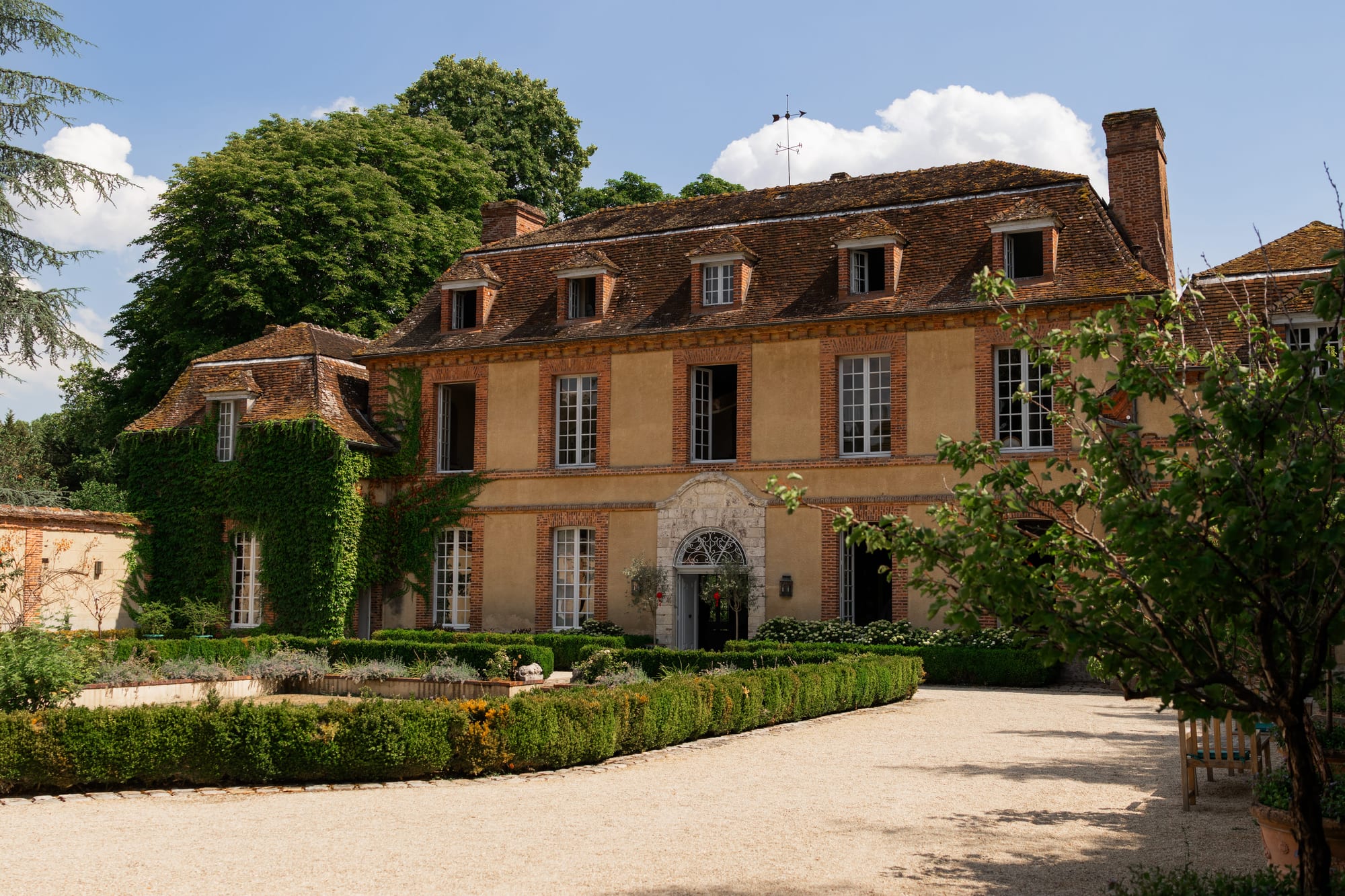 vue d'ensemble de la demeure et des jardins à la française des jardins du grand courtoiseau