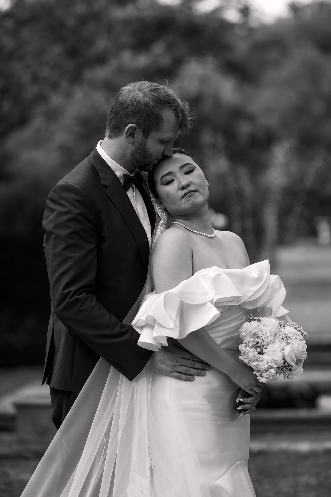 mariés yixiao et sean portrait de couple en noir et blanc dans le parc du domaine