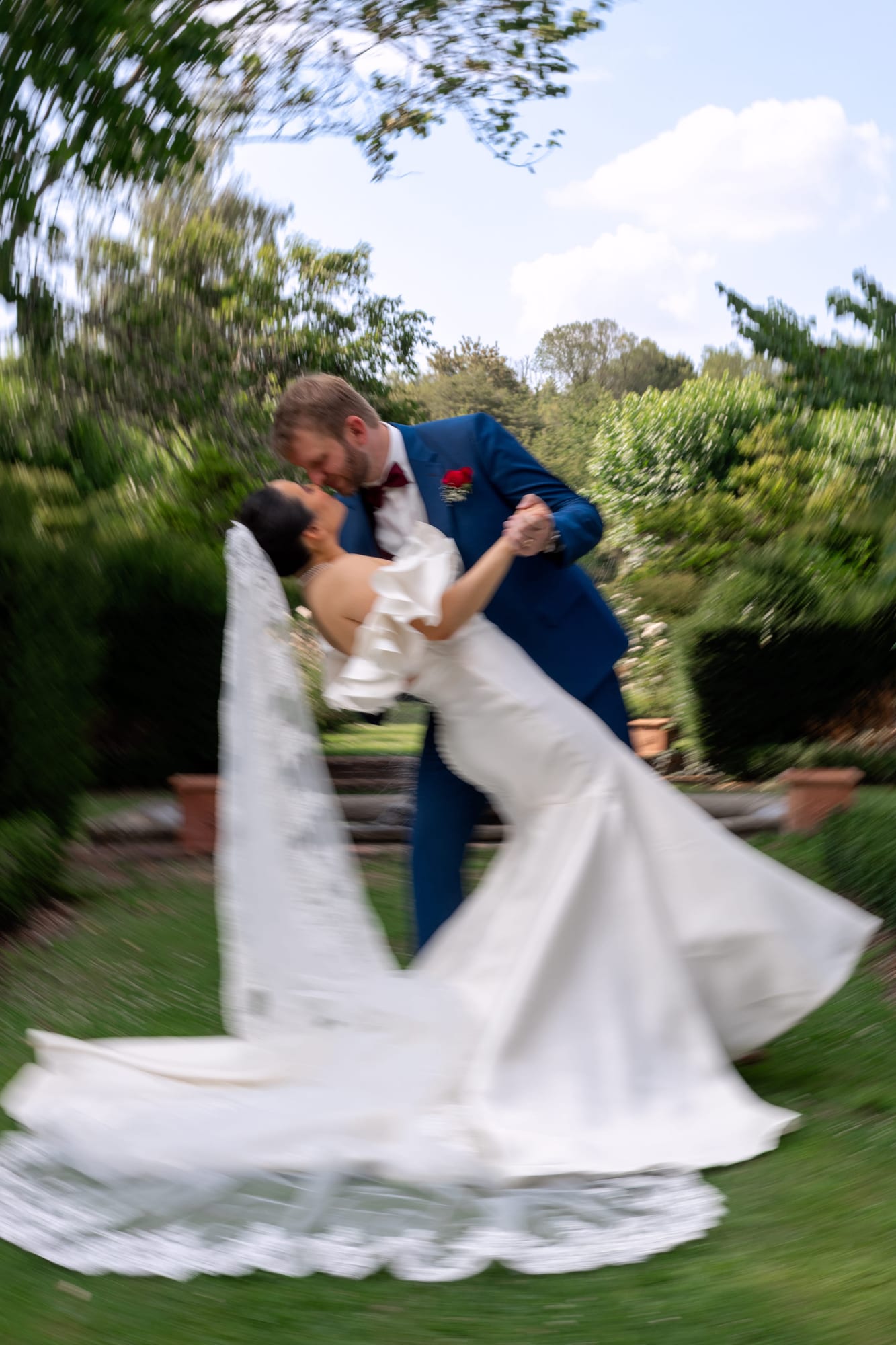 mariés yixiao et sean portrait de couple en mouvement dans les jardins du grand courtoiseau