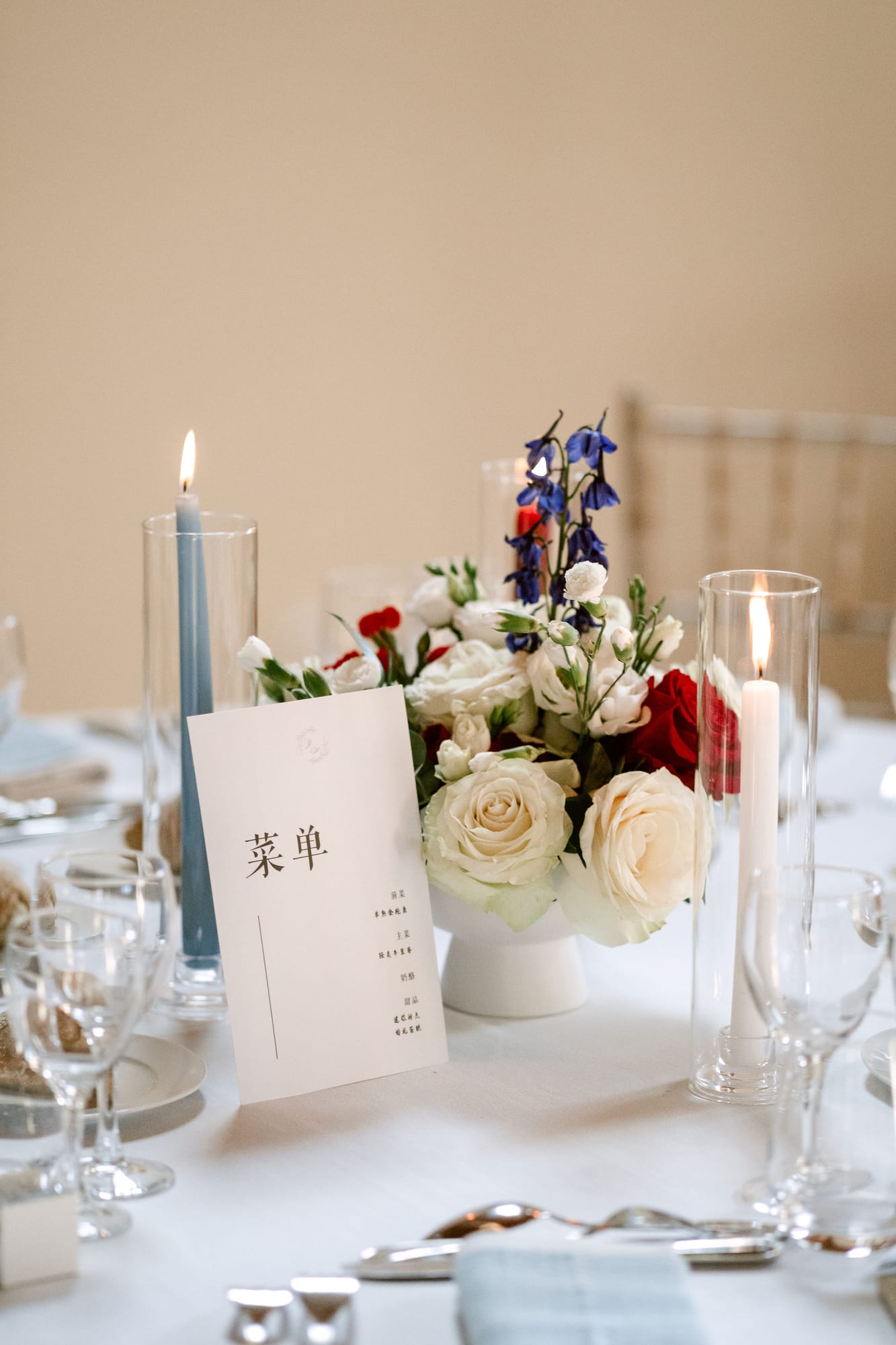 décoration de table avec menu en chinois, roses blanches et delphiniums bleus