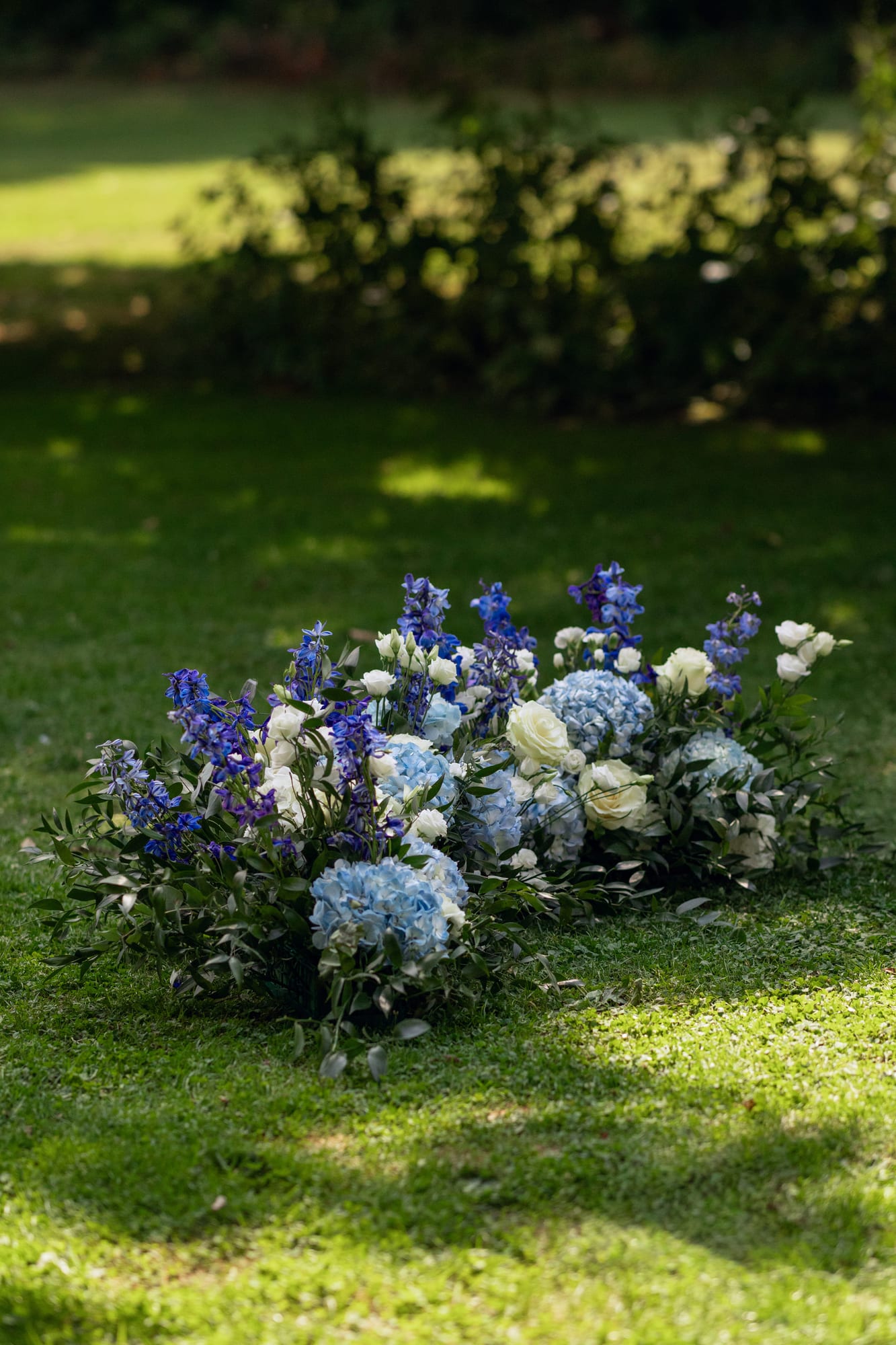 composition florale bleue et blanche de la cérémonie laïque aux jardins du grand courtoiseau